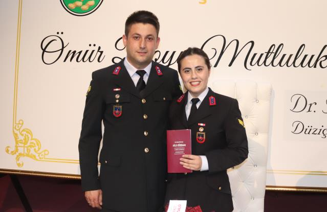 Osmaniye'de astsubay çift askeri üniformayla nikah masasına oturdu
